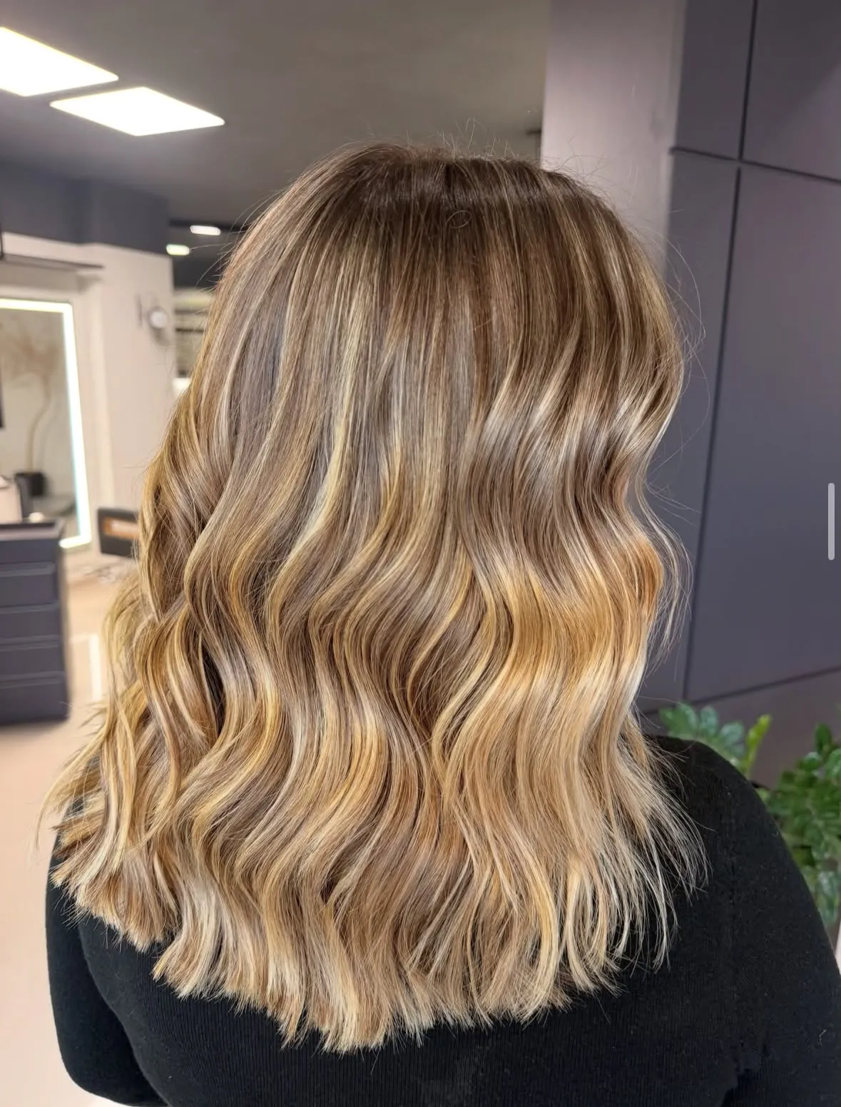 Chanel ondulado com mechas em Timbó