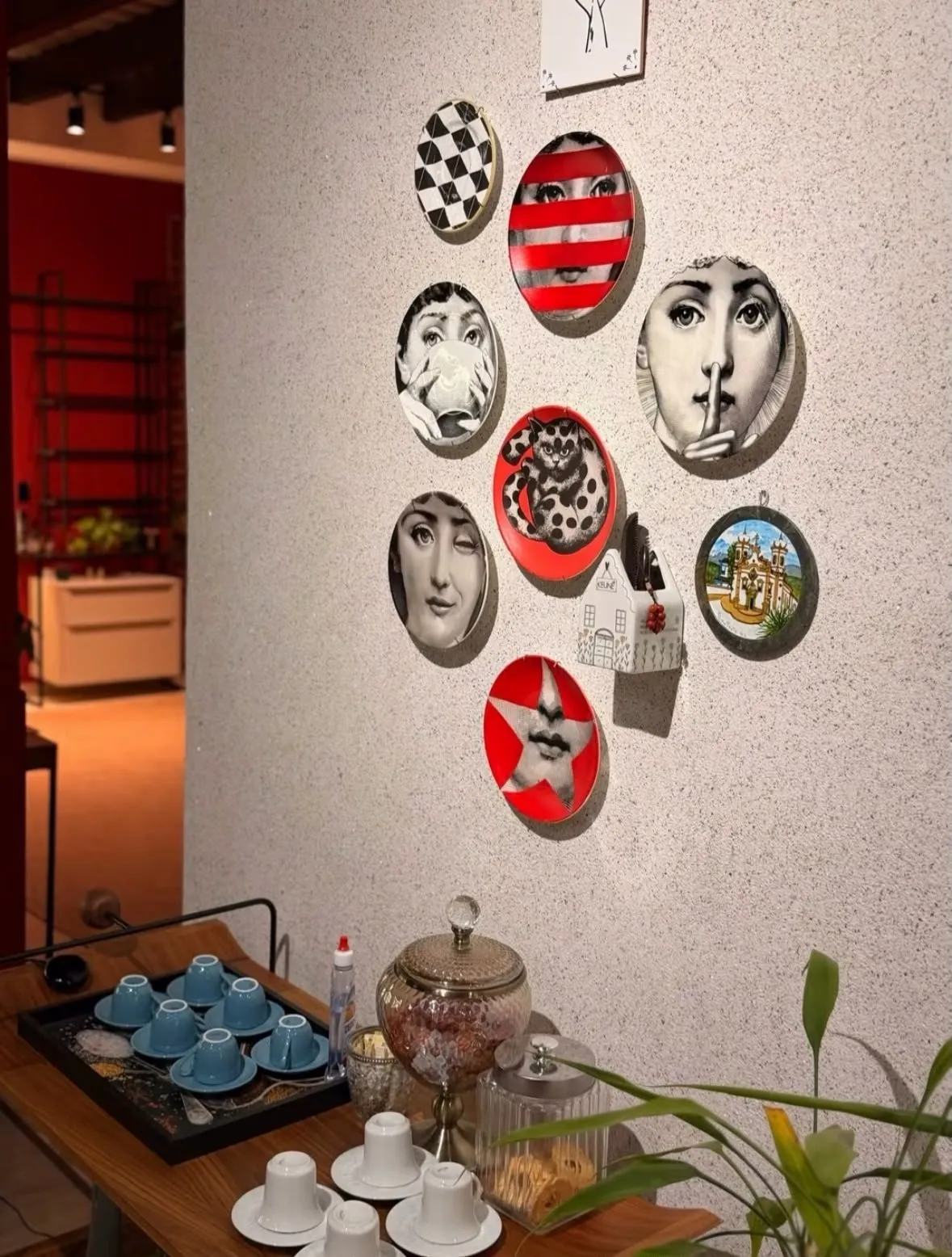 Cantinho do café com pratos decorativos