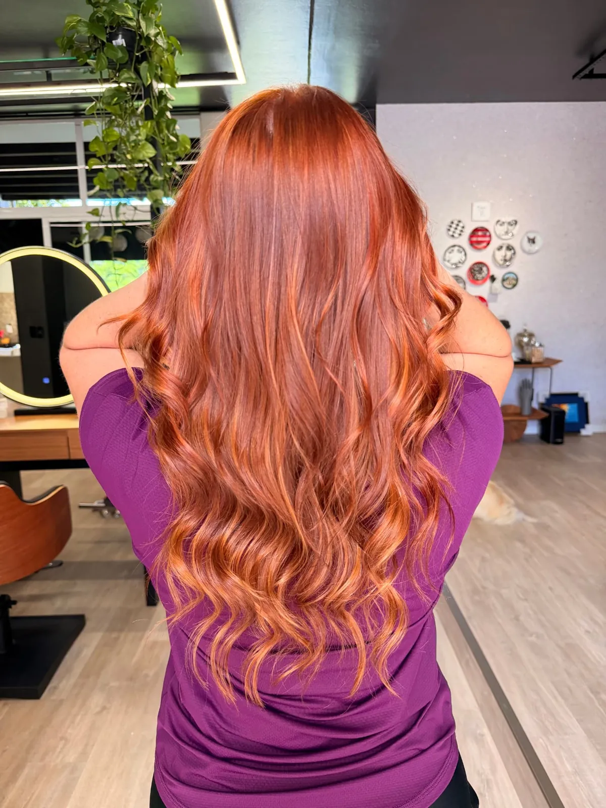 Cabelo cobre iluminado com ondas em Timbó